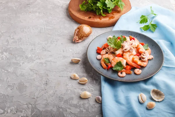 Camarones Hervidos Langostinos Pulpos Pequeños Con Hierbas Plato Cerámica Azul —  Fotos de Stock