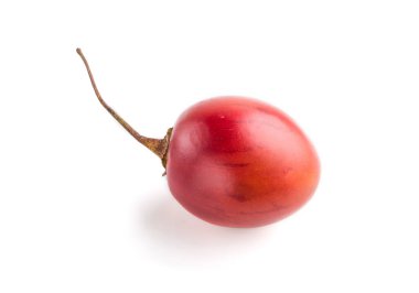 Kırmızı tamarillo beyaz arkaplanda izole edilmiş. Yan görünüm, yakın görünüm, makro.