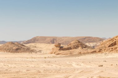 Çöl, kızıl dağlar, kayalar ve mavi gökyüzü. Mısır, Sina Yarımadası, Dahab.