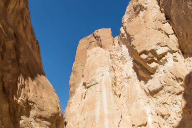 Sarı taşlı beyaz kanyon, güneşli bir gün. Mısır, çöl, Sina Yarımadası, Nuweiba, Dahab.