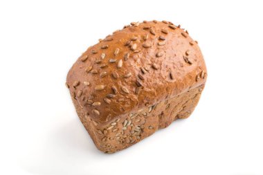 Beyaz arka planda izole edilmiş ayçiçeği tohumlu taze mayasız ev yapımı ekmek. Yan görünüm, kapat.