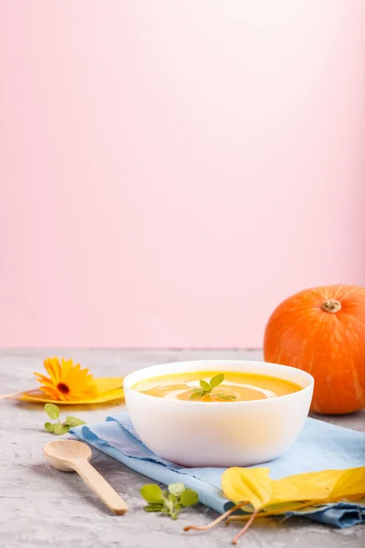 Traditionelle Kürbiscremesuppe Mit Weißer Schüssel Auf Grauem Und Rosa Hintergrund — Stockfoto