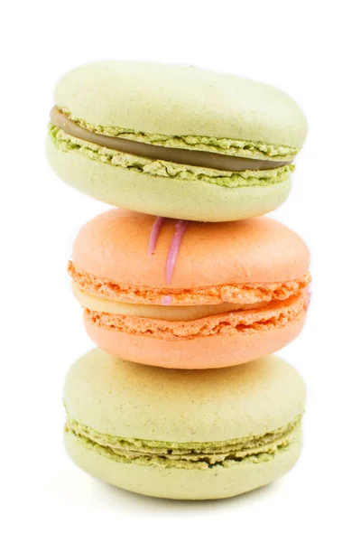 Orangefarbene Und Grüne Macarons Oder Makronenkuchen Isoliert Auf Weißem Hintergrund — Stockfoto