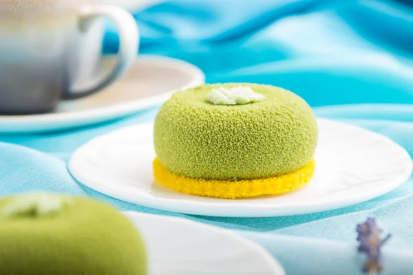 Grüner Moussekuchen Mit Pistaziencreme Und Einer Tasse Kaffee Auf Weißem — Stockfoto