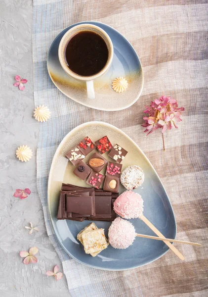 Кусочки Домашнего Шоколада Кокосовыми Конфетами Чашечкой Кофе Сером Бетонном Фоне — стоковое фото