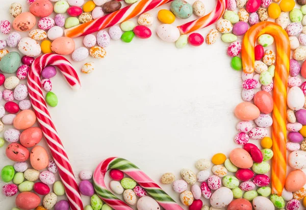 Beyaz Ahşap Arka Planda Renkli Renkli Şekerler Noel Bastonu Çikolata — Stok fotoğraf