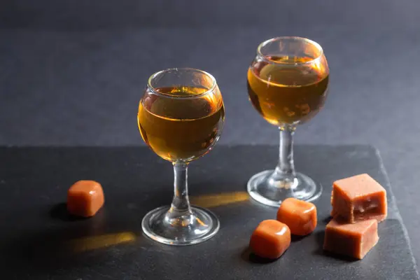 Glas Whisky Mit Karamellbonbons Auf Einer Schwarzen Schiefertafel Auf Schwarzem — Stockfoto