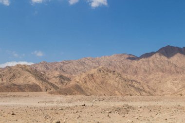 Kızıl dağlar, kayalar ve mavi gökyüzü. Mısır, Sina Yarımadası, Dahab.