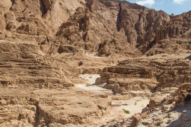Sarı taşlı beyaz kanyon, güneşli bir gün. Mısır, çöl, Sina Yarımadası, Nuweiba, Dahab.