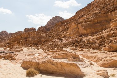 Sarı taşlı beyaz kanyon, güneşli bir gün. Mısır, çöl, Sina Yarımadası, Nuweiba, Dahab.