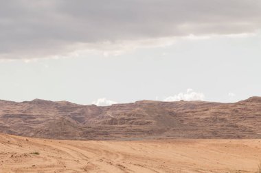 Çöl, kızıl dağlar, kayalar ve bulutlu gökyüzü. Mısır, renk kanyonu, Sina Yarımadası, Dahab.