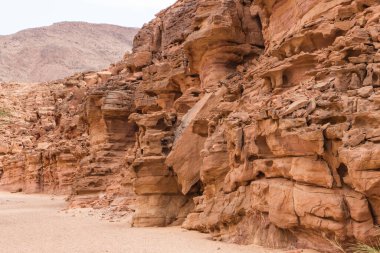 Kırmızı taşlı renkli bir kanyon. Mısır, çöl, Sina Yarımadası, Nuweiba, Dahab.