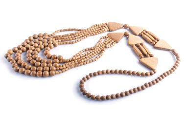 Ardıç ağacından yapılmış boncuklar beyaz arka planda izole edilmiş. Üst görünüm, kapat.