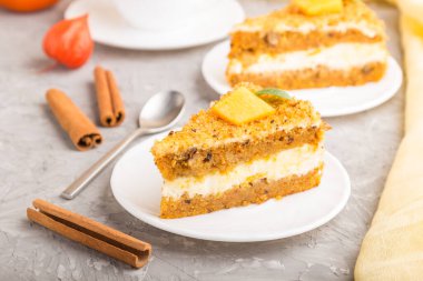 Hurma ve balkabaklı ev yapımı kek ve gri beton arka planda sarı tekstil ile bir fincan kahve. Yan görünüm, yakın görünüm, seçici odak.