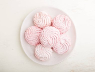 Pembe çilekli ev yapımı zephyr ya da beyaz ahşap arka planda marşmelov. Üst görünüm, düz görünüm, yakın çekim.