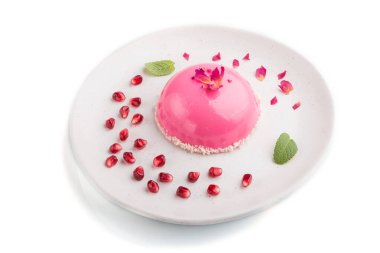 Beyaz arka planda izole edilmiş çilekli pembe kremalı pasta. en üstteki görünüm.