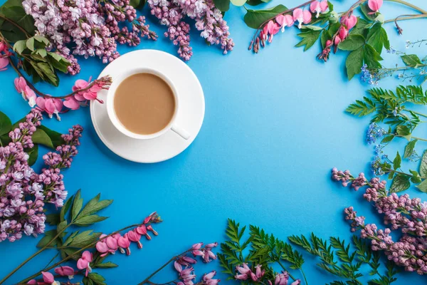 Fialové Šeříkové Krvácející Srdeční Květy Šálek Kávy Pastelově Modrém Pozadí — Stock fotografie