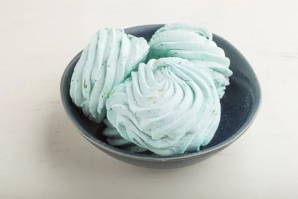 Blauer Hausgemachter Zephyr Oder Marshmallow Auf Weißem Holzhintergrund Seitenansicht Kopierraum — Stockfoto