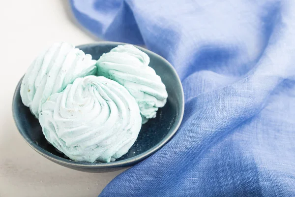Blauer Hausgemachter Zephyr Oder Marshmallow Auf Weißem Holzgrund Mit Blauem — Stockfoto
