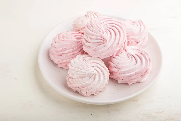 Hausgemachtes Zephyr Oder Marshmallow Aus Rosa Erdbeeren Auf Weißem Holzgrund — Stockfoto