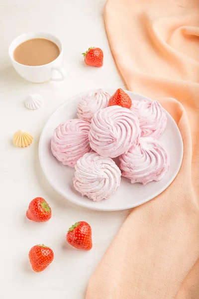 Růžové Jahodové Domácí Zephyr Nebo Marshmallow Šálkem Kávy Bílém Dřevěném — Stock fotografie