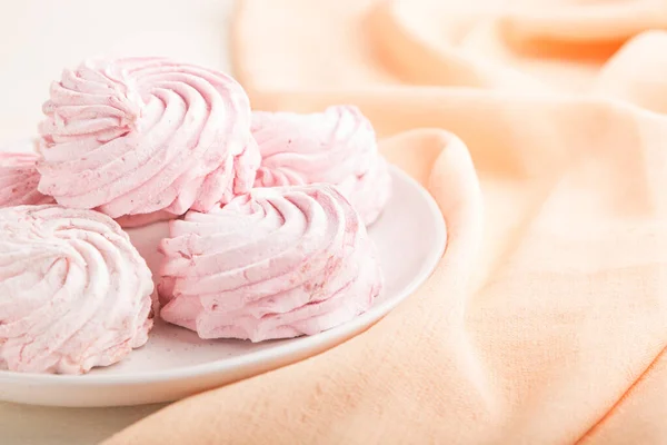 Hausgemachtes Zephyr Oder Marshmallow Aus Rosa Erdbeeren Auf Weißem Holzhintergrund — Stockfoto