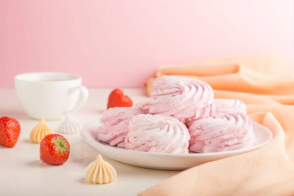 Rosa Jordgubbe Hemmagjord Zephyr Eller Marshmallow Med Kopp Kaffe Vit — Stockfoto