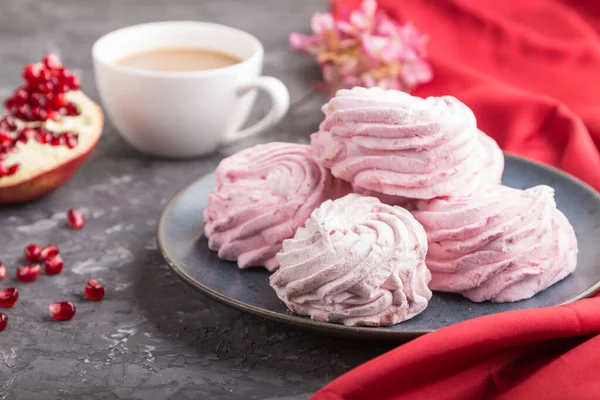 Růžové Granátové Jablko Domácí Zephyr Nebo Marshmallow Šálkem Kávy Černém — Stock fotografie