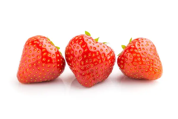 Drei Frische Rote Erdbeeren Isoliert Auf Weißem Hintergrund Seitenansicht Nahaufnahme — Stockfoto