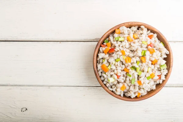 Porridge Orzo Perlato Con Verdure Ciotola Legno Fondo Bianco Vista — Foto Stock