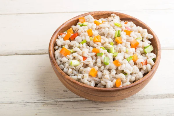 Porridge Orzo Perlato Con Verdure Ciotola Legno Fondo Bianco Vista — Foto Stock