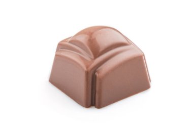 Beyaz arka planda izole edilmiş tek çikolatalı şeker. Yan görünüm, kapat.