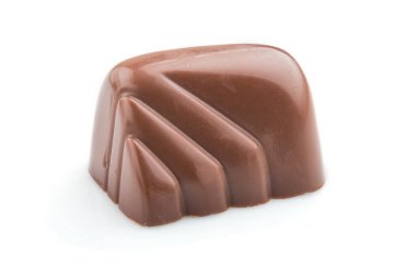 Beyaz arka planda izole edilmiş tek çikolatalı şeker. Yan görünüm, kapat.