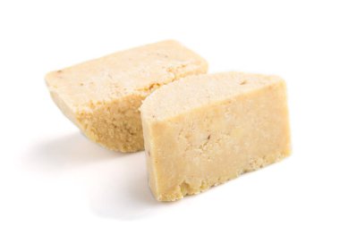 Çedar peyniri beyaz arka planda izole edilmiş. Yan görünüm, kapat.