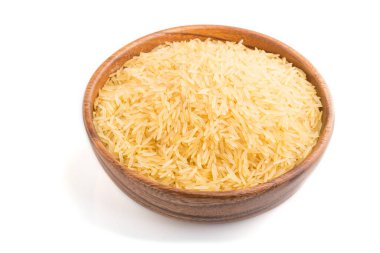 Beyaz arka planda çiğ altın pirinçli ahşap kase. Yan görünüm, kapat.