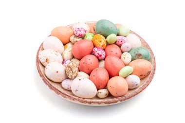 Beyaz arka planda izole edilmiş renkli elbiseler. Yan görünüm, kapat.