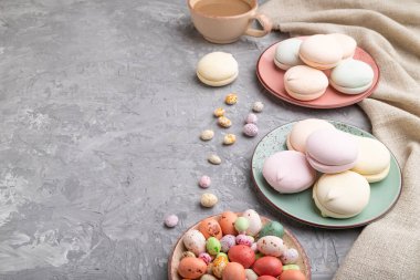 Renkli zephyr veya bir fincan kahve ve gri beton arka plan ve keten tekstil üzerinde sürükleyici ile marşmelov. Yan görünüm, kapat, boşluğu kopyala.