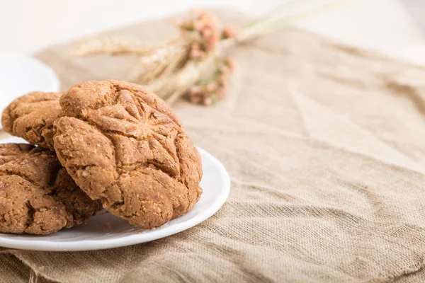 Biscoitos Aveia Caseiros Com Uma Xícara Cacau Tecido Linho Fundo — Fotografia de Stock