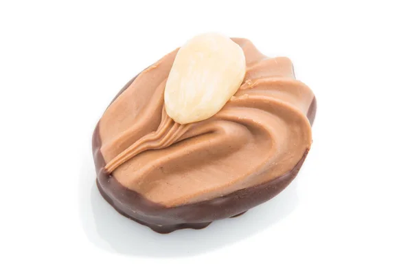 Single Chocolade Snoep Geïsoleerd Witte Achtergrond Zijaanzicht Close — Stockfoto