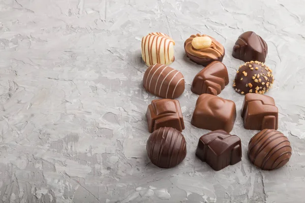 Caramelle Cioccolato Diverse Uno Sfondo Cemento Grigio Vista Laterale Spazio — Foto Stock