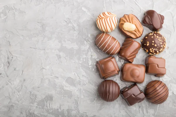 Caramelle Cioccolato Diverse Uno Sfondo Cemento Grigio Vista Dall Alto — Foto Stock