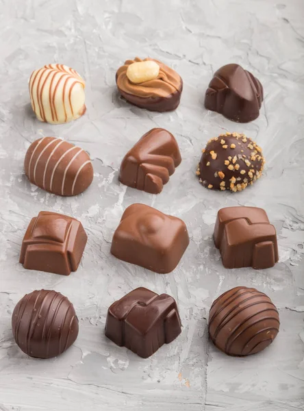 Caramelle Cioccolato Diverse Uno Sfondo Cemento Grigio Vista Laterale Vicino — Foto Stock