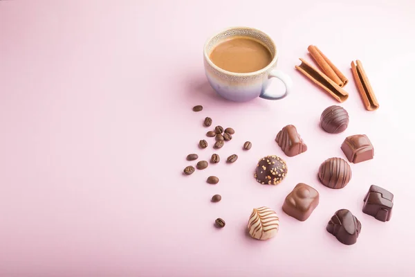 Diverse Caramelle Cioccolato Una Tazza Caffè Sfondo Rosa Pastello Vista — Foto Stock
