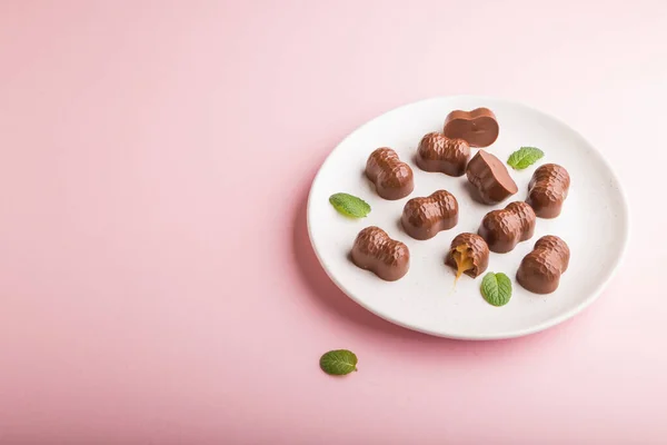 Caramelle Cioccolato Caramello Uno Sfondo Rosa Pastello Vista Laterale Copia — Foto Stock