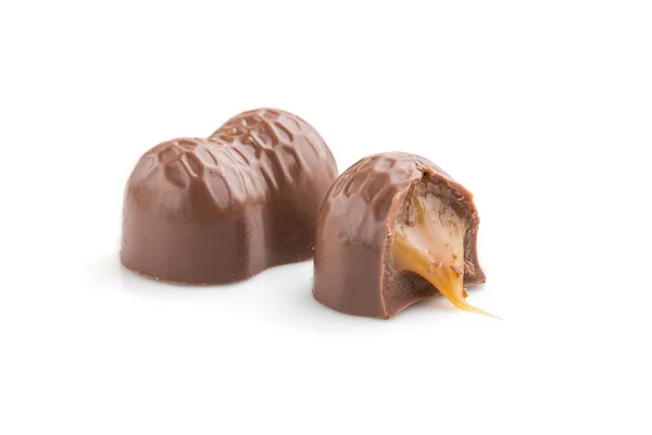 Chocolade Karamel Snoepjes Geïsoleerd Witte Achtergrond Zijaanzicht Close — Stockfoto