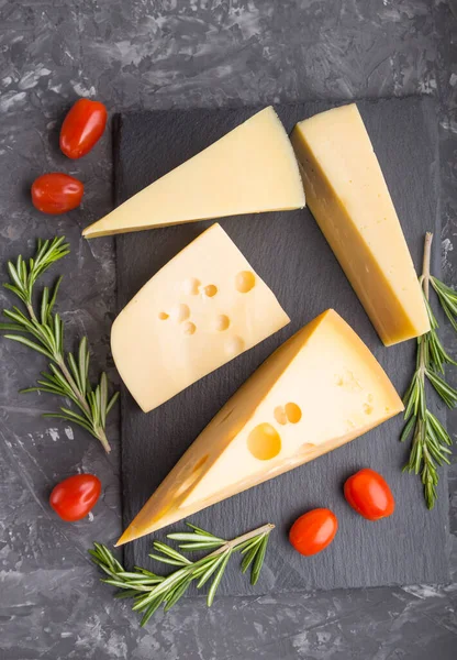 Verschiedene Käsesorten Mit Rosmarin Und Tomaten Auf Schwarzem Schiefertafel Auf — Stockfoto