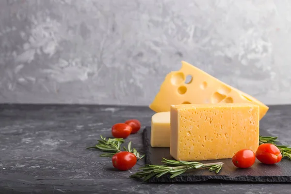 Vari Tipi Formaggio Con Rosmarino Pomodori Lavagna Nera Fondo Cemento — Foto Stock