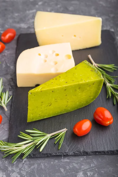 Queijo Manjericão Verde Vários Tipos Queijo Com Alecrim Tomates Placa — Fotografia de Stock