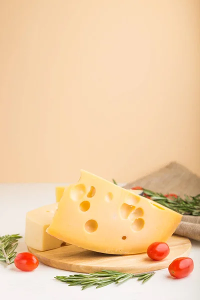 Verschiedene Käsesorten Mit Rosmarin Und Tomaten Auf Holzbrett Auf Weißem — Stockfoto