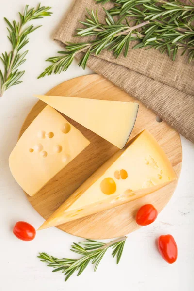 Vari Tipi Formaggio Con Rosmarino Pomodori Tavola Legno Fondo Bianco — Foto Stock